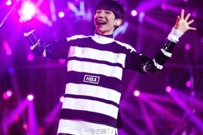 #湖南卫视跨年#彩排——三小只@TFBOYS-王俊凯 @TFBOYS-王源 @TFBOYS-易烊千玺 彩排都这么元气满满，棒棒哒#芒果TV跨年追星夜# 提问得签名活动→O芒果TV #芒果TV跨洋直播狂欢周#