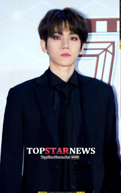 #边伯贤# #BAEKHYUN# 【TOPSTARNEWS】151230 KBS歌谣大祝祭红毯 更新1P【O网页链接】饭拍级新闻图