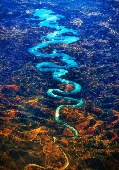 今天很多人问我这张龙形河流的照片是真是假。答案是确有其河，葡萄牙的奥德莱蒂河（Odeleite），也被称为蓝龙河（the Blue Dragon River）。