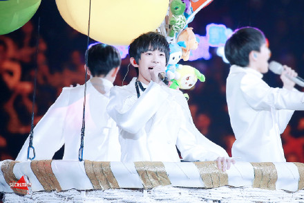 #易烊千玺2016看你的# 祝@TFBOYS-易烊千玺 易烊千玺元旦快乐，新的一年做最好的自己，We will always accompany with you！