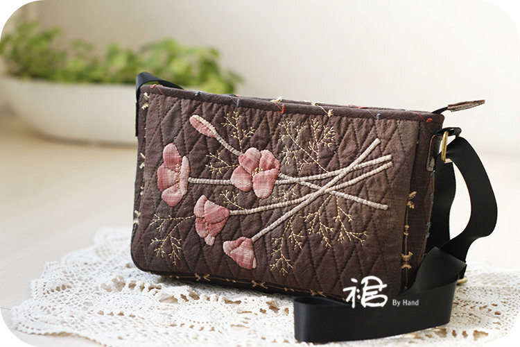 送给二舅妈啦，第一次尝试这种色系这种风格的包包，做之前很忐忑，做完以后自我感觉还不错。