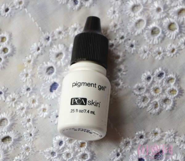 PCA skin Pigment Gel 强效淡斑精华 这个精华含2%的对苯二酚，我只是买了个7.4ML的小样，就用出了效果，可想而知它的强大了。我主要是用在颧骨和眼周，透明质地，涂抹起来很顺畅，每次一边绿豆粒的大小就行了， 刚开始的时候会觉得有些不耐受，皮肤有发红的现象，但是第二天就好了，每天晚上用的，白天加强防晒， 慢慢的皮肤适应了后，再加大量了也不觉得刺激了。当然斑点没有全下去，是淡化，这我也很满足了！！