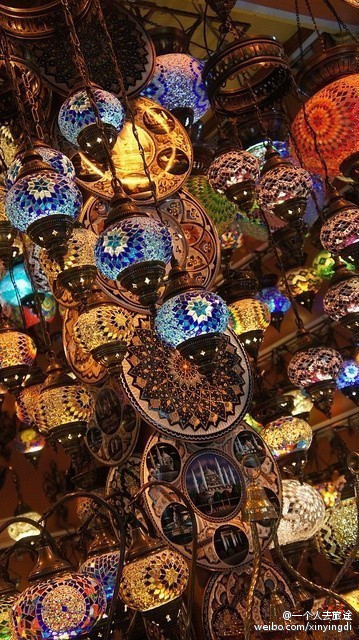 在伊斯坦布尔，有着世界最大、最古老的集市 “Grand Bazaar” ，这些琉璃灯点亮后，每一天街上都像是在举行节日的祭典一样，灯火辉煌。