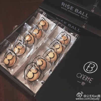 Today，收到@Onebite一尝 的 [ 试吃饼干 ] Aha～So Lucky！抽屉式包装很有创意哦…口味上，更偏爱黑巧克力的那款。 #囡小姐坐月子# 它们保证无添加，让我吃的好放心！嘻嘻。#囡Style#真正の幸运是知足…