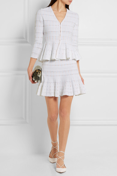 Alexander McQueen 这款白色迷你半身裙选用复古玫瑰色和淡蓝色纺线织就，为裙身营造出优雅的圈圈呢效果，这一技术也广泛应用在品牌最新系列的其他设计中。高腰修身的单品在下摆处温柔绽开，勾画出玲珑有致的身段。不…