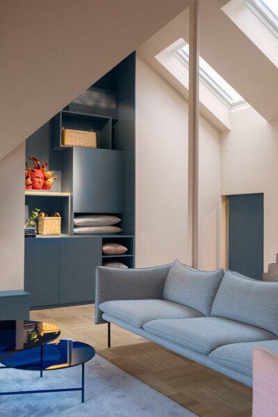 蓝粉灰，水彩画般的阁楼生活空间 这所住宅位于斯德歌尔摩南城的一个阁楼之上。整个公寓采用了温和的杏粉色，浅褐色以及蓝灰色，打造出如同水彩画般的精致典雅生活空间。设计师给这个200平方米的户型做了大简化，去…