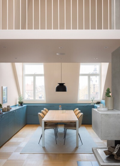 蓝粉灰，水彩画般的阁楼生活空间 这所住宅位于斯德歌尔摩南城的一个阁楼之上。整个公寓采用了温和的杏粉色，浅褐色以及蓝灰色，打造出如同水彩画般的精致典雅生活空间。设计师给这个200平方米的户型做了大简化，去…