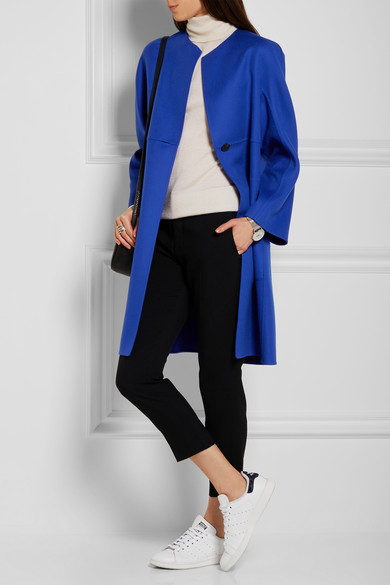 Jil Sander 这款外套选用奢华的亮蓝色纯羊绒于意大利制成，宽松廓形和无衬里设计非常适合乍暖还寒的初春时节穿着。不妨内搭日常或夜间出行服饰，展现时髦优雅的一面。