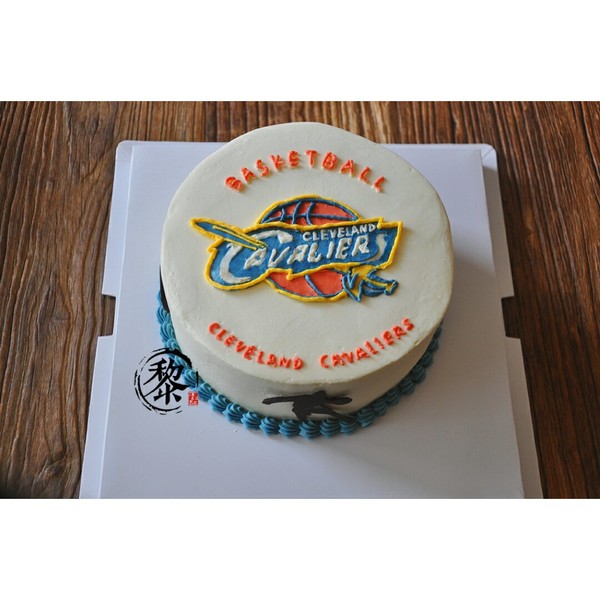 #晚餐•2016年1月11日#沟通时说喜欢篮球，并详细询问了喜欢的球队~最终设计了这款蛋糕~做了不同姿态的剪影围在侧面~只是这个骑士队怎么那么多图标~最后随便找了一个照着画上了