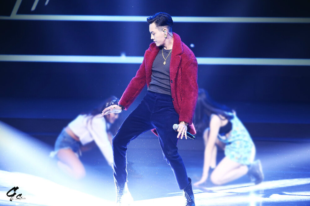 【陈伟霆】【cwt】【陈等等】151205 爱奇艺尖叫之夜 2048 x 1365 px (图源：微博@Genesis_Chaos)