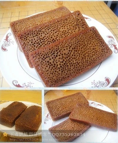 【蜂巢糕蛋糕】材料：鸡蛋2个 、炼乳160克、 植物油120克 低粉100克 小苏打5克 蜂蜜20克、 水180克 细砂糖85克 烤箱中层，190度，25-30分钟 过程： 1、水和细砂糖倒入锅里煮开后关火并搅拌成为糖水，冷却备用。 2、大碗里打入鸡蛋，打散。 3、加入炼乳和蜂蜜，搅拌均匀。 4、加入植物油，搅拌均匀成稀糊状。 5、低筋面粉和小苏打混合并筛入第4步的稀糊里。 6、继续拌匀，成为面糊（用打蛋器搅拌即可） 7、分三次倒入第1步做好的冷却后的糖水。每一次都搅拌均匀再加下一次。 8、搅拌好的面糊，用保鲜膜盖上，放在室温下静置45分钟。 9、模