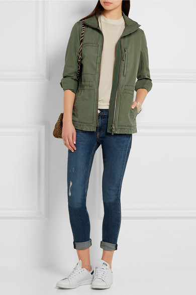 Madewell 这款军绿色纯棉 “Fleet” 外套拥有等同于派克大衣的实用功效，质量相较而言却更为轻盈。略带拉绒效果的它手感极致柔软，多个不明显的口袋细节赋予其利落的流线型轮廓。不妨在休闲时日，将其作为军装风格首…