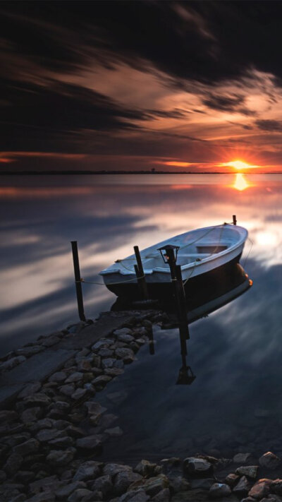 夕阳湖面小船风景手机壁