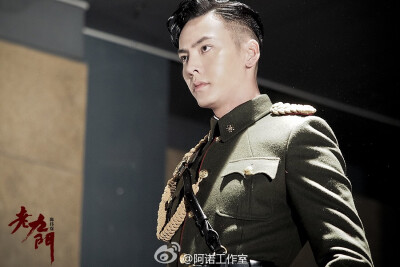 #陈伟霆老九门##陈伟霆张大佛爷# 这一身行头， 这一鞭气度，这霸道军阀的画风，破屏而出～