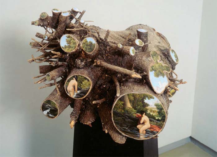 【枯木与油画讲述的历史故事】艺术家Alison Moritsugu十分擅长画油画。但她有一系列作品很独特，油画并不是循规蹈矩的呈现在画布上，而是被画在一些原木的断面上。此系列作品是一组暗喻，将艺术与历史碰撞。历史背景来源于18世纪到19世纪，当欧洲殖民者迅速扩张他们的领域至北美，进驻美国的移民们通过任何他们觉得必要的手段，不惜一切代价的获取土地。