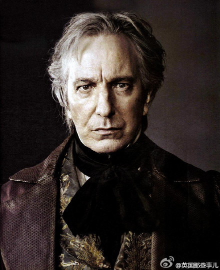 扮演斯内普教授的演员Alan Rickman身患癌症去世了... 享年69岁..... 他的家人刚刚确认了这个消息..... 这周对于英国是黑暗的一周.. 69岁... 癌症带走了大卫鲍威... 又带走了斯内普教授..... R.I.P.