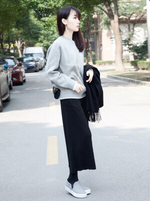 嗯 ...这套完全就是我喜欢的. 灰色 黑色 黑灰配 。绝对不会出错的颜色,简单干净又好搭配的颜色,
其实上衣还是有点小撞色的，不是完全是灰色的啦~ 隐藏的小设计 、这套我自己很喜欢, 外面随意搭配一件棉袄或者是风衣就ok啦 ~显瘦又显高 !
完全是小心机的搭配 *≧▽≦*