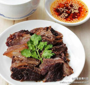 【三步搞定酱牛肉】1、牛腱子肉放入清水浸泡几个小时，更换几次水。2、将八角、桂皮、香叶、花椒等做成料包。3、锅中加入清水，半小杯白酒，牛肉，煮至牛肉颜色变白后将牛肉取出，用凉水冲洗干净。4、电锅里放牛肉，加葱姜片，一大勺白酒，糖，放老抽和盐，料包。5、锅中加开水，锅压上阀40分钟。