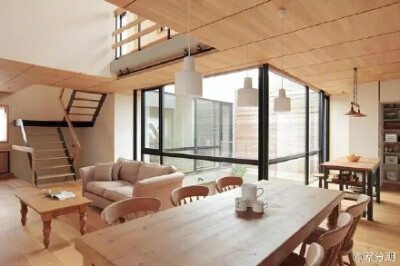日式装修风格常以简单明快的线条勾勒出居住空间，用木质材料打造出清新质朴的居家风格。这所位于东京的三层楼住宅，由Kodi Kodi设计，运用大量的木材渲染一种宁静自然的氛围，传达“慢生活”理念。