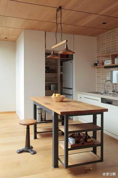 日式装修风格常以简单明快的线条勾勒出居住空间，用木质材料打造出清新质朴的居家风格。这所位于东京的三层楼住宅，由Kodi Kodi设计，运用大量的木材渲染一种宁静自然的氛围，传达“慢生活”理念。