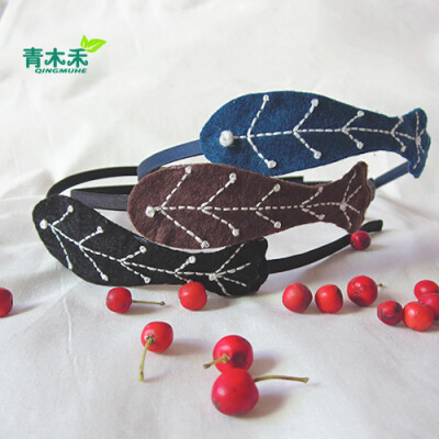 可爱的刺绣小鱼仔仔戴在头上。