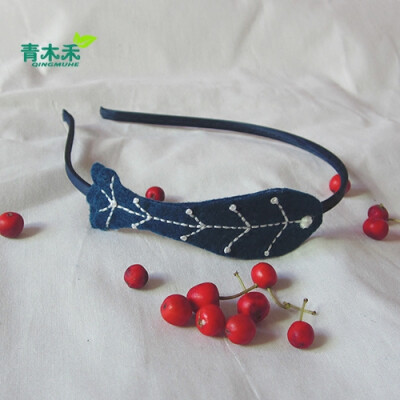 可爱的刺绣小鱼仔仔戴在头上。