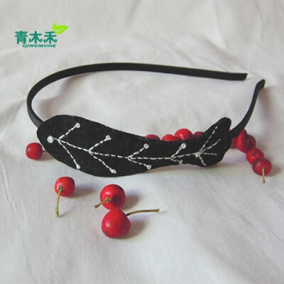 可爱的刺绣小鱼仔仔戴在头上。