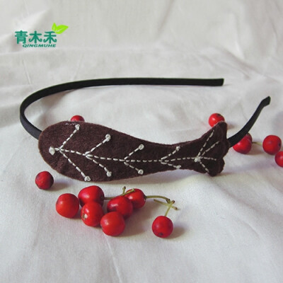 可爱的刺绣小鱼仔仔戴在头上。