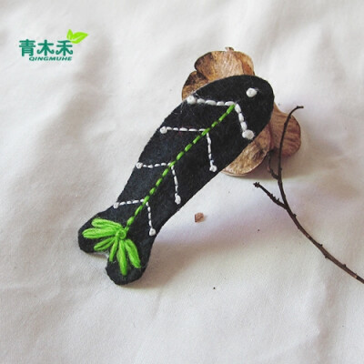 可爱的刺绣小鱼仔仔戴在头上。