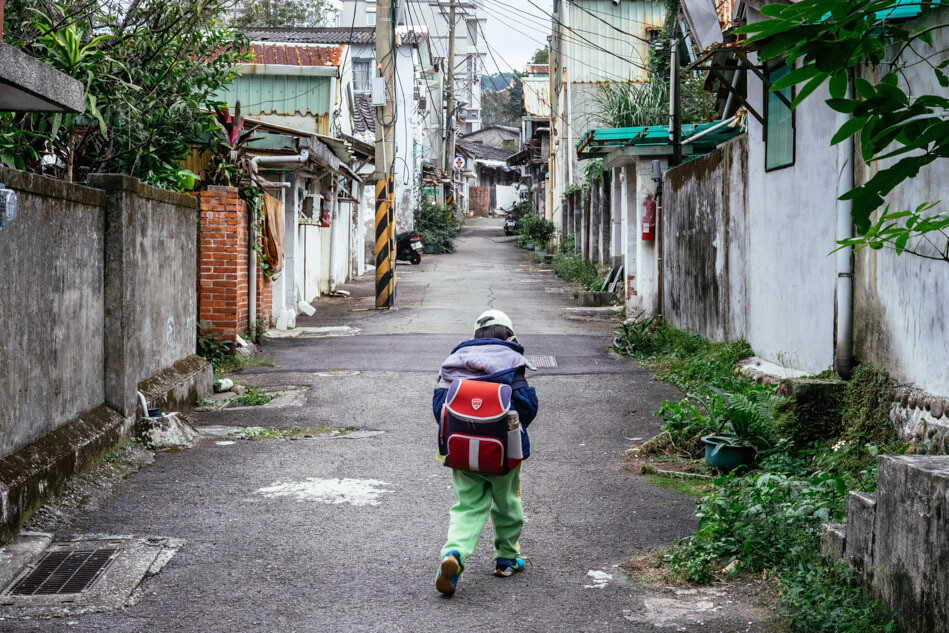 放学后，一位背着书包的孩子回到北投眷村，他大概算是眷村的第五代人了。从眷村的三代记事起，眷村就没了竹篱笆，山东馒头、牛肉面也在台湾街头随处可见，不再是眷村“特产”。2016年6月，这最后一处装满故事的的村落也要被“改建”，淹没在高低林立的楼宇中。