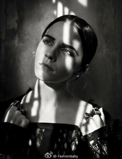 Emma Watson 登上意大利版VOGUE 11月号杂志。