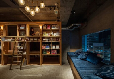 一家可以留下来过夜的书店「BOOK AND BED TOKYO」，位于东京池袋。木结构的书店内放满了一排排书架，有日语、外语书籍、漫画、杂志等约1700册图书。床位分两种，一种就设置在书架间，另一种则被设置在远离书架的地方…