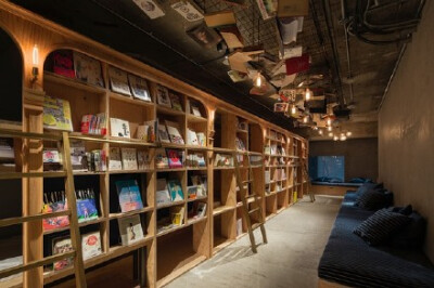 一家可以留下来过夜的书店「BOOK AND BED TOKYO」，位于东京池袋。木结构的书店内放满了一排排书架，有日语、外语书籍、漫画、杂志等约1700册图书。床位分两种，一种就设置在书架间，另一种则被设置在远离书架的地方…