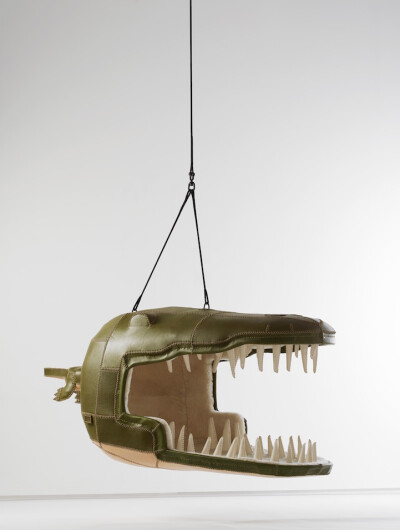 米粒饰家 深海动物座椅 南非设计师Porky Hefer热爱从自然中寻找设计灵感，这是一系列让人略感恐怖的吊椅。这些皮革或藤编制成的吊篮个个张着大嘴，仿佛等待着猎物的到来。而你如果想去休息一下，那么正好成为了它的…