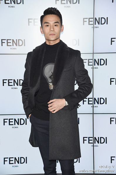 #王凯kkw#亮相Fendi 2016秋冬大秀，并与设计师Silvia及品牌CEO兼首席执行官Pietro Beccari合影华贵的Fendi非常适合饰演过靖王的王凯，个人觉得是他目前为止的最佳造型~