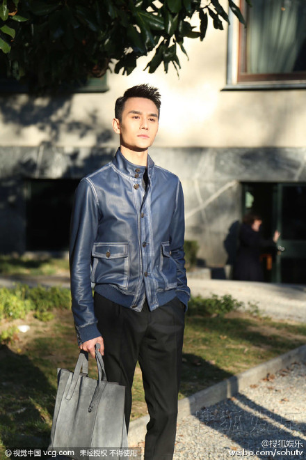 当地时间1月17日,#王凯#亮相2016秋冬米兰男装周品牌预览,蓝色皮衣超