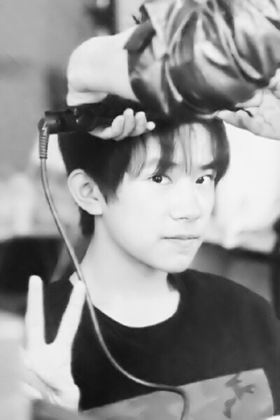 #给四玺丸子五年后的信# 是易烊哥哥@TFBOYS-易烊千玺 【特别苏这张，就努力一点去噪点水印调大了，原图来自丫千_玺丫