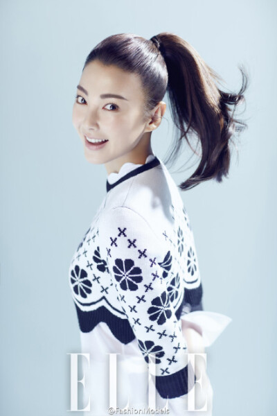 张雨绮、林允演绎ELLE 2月上封面大片，两代“星女郎”首次共同拍摄杂志大片。