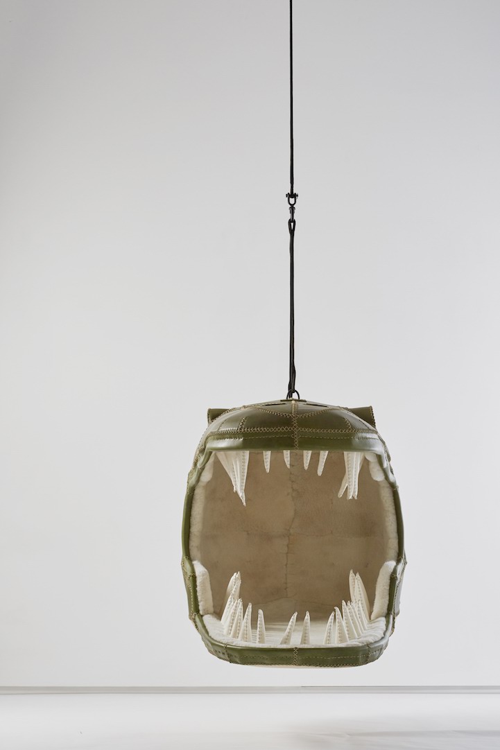 【深海动物座椅】南非设计师Porky Hefer热爱从自然中寻找设计灵感，这是一系列让人略感恐怖的吊椅。这些皮革或藤编制成的吊篮个个张着大嘴，仿佛等待着猎物的到来。而你如果想去休息一下，那么正好成为了它的“猎物”。
