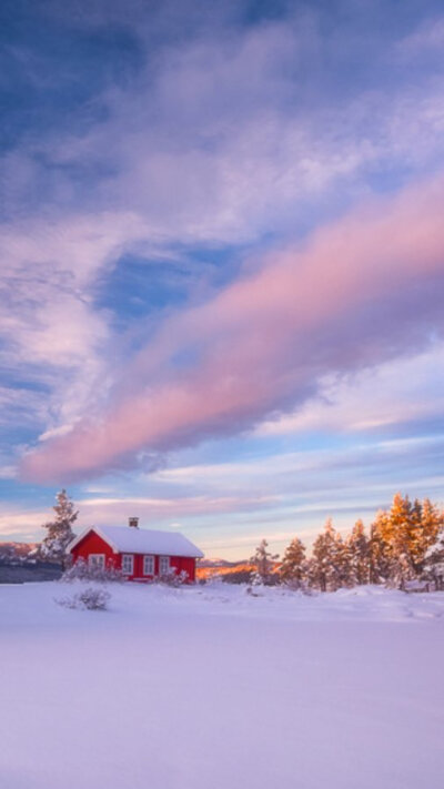 雪景中可爱的小红屋