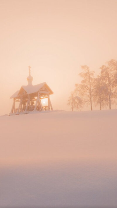夕阳下雪景小屋