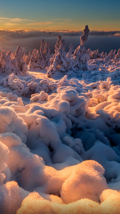 夕阳下的奇特雪景