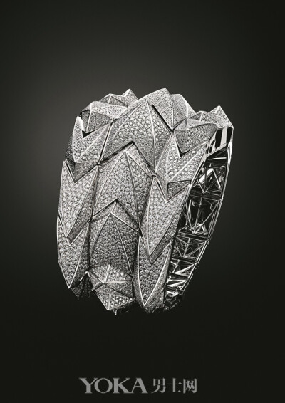 Diamond Fury腕表有一个神秘特点：只需轻轻触碰一个小机关，神秘表盘即可惊艳呈现。这枚高级珠宝腕表由布拉苏丝的设计师、工程师以及珠宝师通力合作，以爱彼独家工艺打造，超过1,500小时的制作时间和4,635颗满镶钻石…