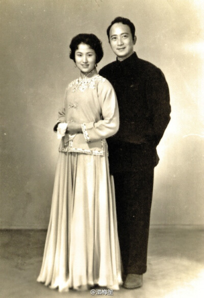 王文娟和孫道臨1962年的結婚照，王文娟穿的是水紅色的襖裙，孫道臨中山裝，真有意思，當時的襖裙還有這個款式，比今天的秀禾裝什麼的美多了