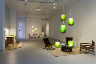 这间屋子里的灯具看上去很有魔力，幽幽的绿光好想女巫调制的毒液。其实这些器皿中的绿色液体是一种微型藻类生物。装置名为Living Things ，由建筑师Jacob Douenias与产品设计师Ethan Frier联合设计。这组作品的目的…