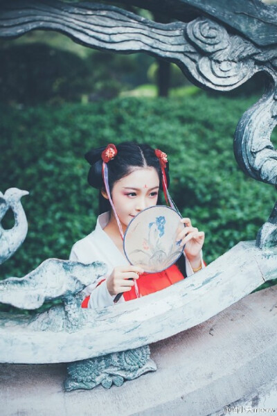 【朱砂雨 】春路雨添花，花动一山春色。出镜：@哒呤兒 抄送： @摄影山猫-Gxinn @微相册 @微摄影 O网页链接 #微相册投稿# #我们都是摄影师#