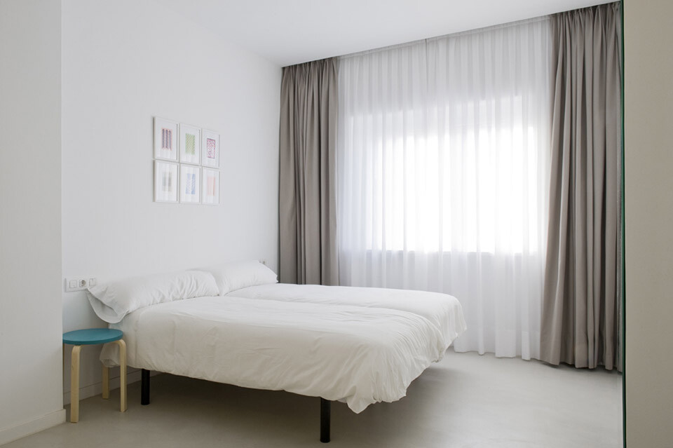 米粒饰家 巴塞罗那明快亮丽的度假公寓 西班牙巴塞罗那一间老公寓被CaSA的设计师彻底改建为极具吸引力的度假公寓。虽然预算很紧，但设计师还是成功的在房屋中营造出明快度假氛围。改建后的公寓有四个卫生间，四个卧室（其中三个配有卫生间），一个被移到起居室以便给卧室留出空间的开放厨房，一个客厅还有一个宽敞的露台。走廊，卧室，浴室具有不同的色彩以示区别，而起居空间则主要是白色。地板采用浅灰亚光水泥地板。