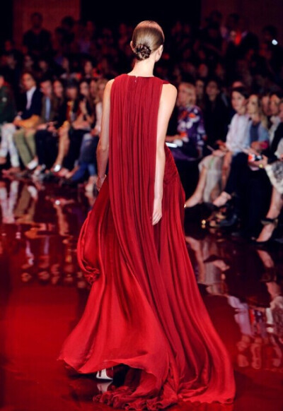 Elie Saab Haute Couture Fall 2013，优雅的酒红