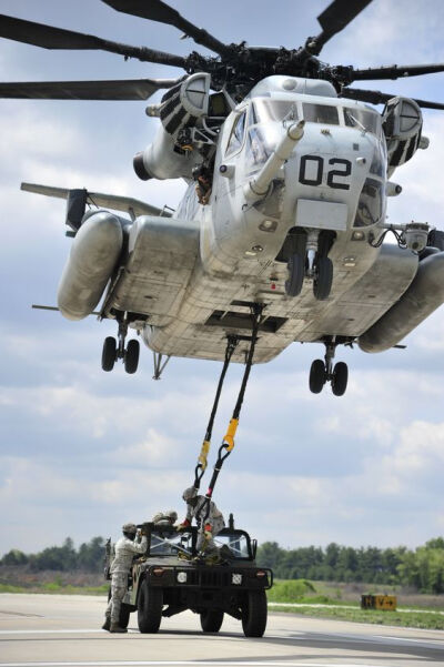 Giant Helicopter About to Lift a Humvee—AKA Sometimes the Military Looks Like a Helluva Fun Time: