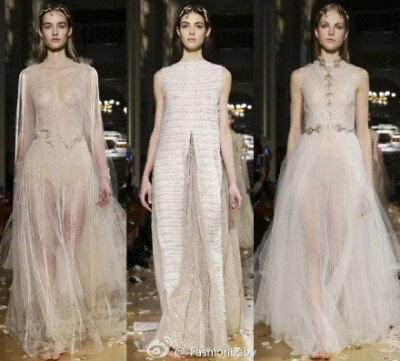 Valentino Haute Couture S/S 2016。以非洲作为灵感，仙女们赤足而行。刺绣、薄纱、充满异域色彩的图腾、皱褶面料，一众仙子演绎得浪漫唯美。